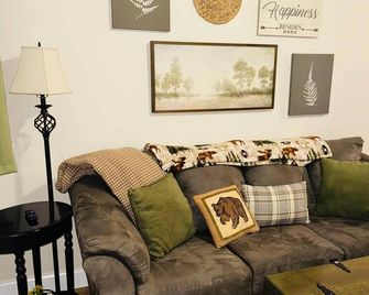 Hidden Oaks | Lodge Cabin | Unit 3 - Birch Run - Living room