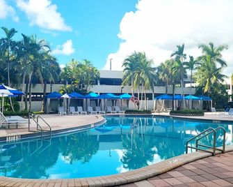 Luxury Beach & City View Condo 5 min walk to beach - Sunny Isles Beach - Piscina