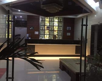 Emerald Hotel & Restaurant - נוקו'אלופה - דלפק קבלה