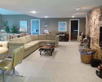 Duclos Point Lakefront Private Property w Breathtaking Sunsets - Marina Estates - Living room