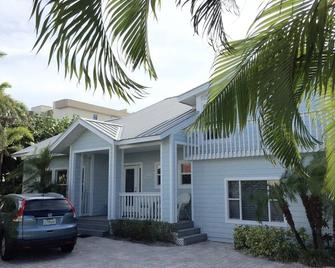 Directly on the Beach - Madeira Beach - Building