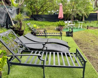 Miami Townhouse with Patio, Gazebo, Free Parking, centrally located - Miami - Patio