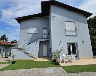 Holiday Home 'Villa Lilia Appartamento Blu' with Shared Garden, Balcony and Wi-Fi - Arona - Gebouw
