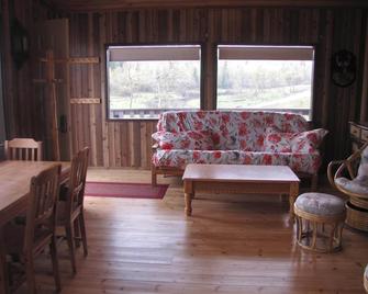 10 minutes from Waterton Park boundry, Quiet Peaceful Secluded Nature Get-a-way - Mountain View - Living room