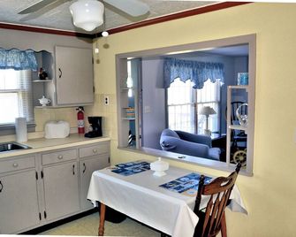 Mae's Landing - Comfortable 2br Close To Memorial Park, No Linens Provided - Chincoteague - Dining room