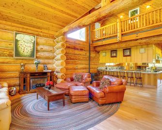 Deck, Grill and River Access California Escape! - Weaverville - Living room