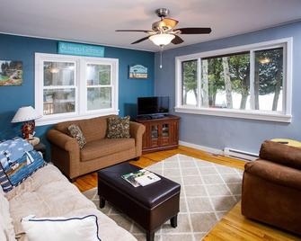 Latitude Adjustment by Simple Life Rentals - Sturgeon Bay - Living room