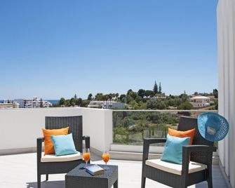 Villa for 26 people with 14 rooms - Silves - Balcón