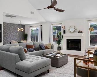 High End Design Home with Pool & Hot Tub Gameroom - Round Rock - Living room
