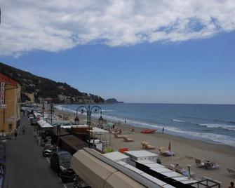 Residence Fanny - Alassio - Beach
