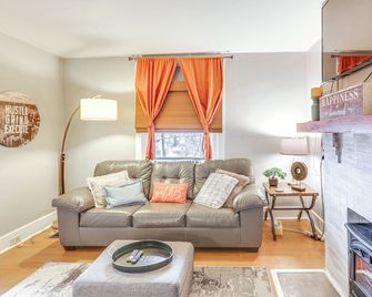 Pittsburgh Home w/ Private Yard 3 Mi to Dtwn! - Pittsburgh - Soggiorno