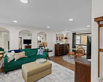 Walkable to Downtown! - New Bern - Living room