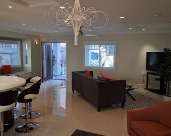 The BEST One of a Kind in Downtown San Diego, Enjoy Life! You deserve it!. - San Diego - Living room