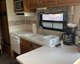 Beautiful views of flathead lake in our 30 ft trailer with two slides. You are w - Lakeside - Cocina