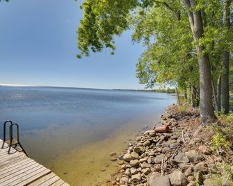 600 of Green Bay Frontage and Dock Cozy Cottage - Oconto - Playa