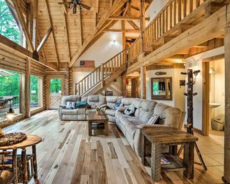 Classy Home with Hot Tub 2 Mi to Lake Access! - Jackson - Living room