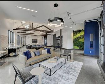 King Bed - 1bed/1bth - Luxe - Fishers - Living room