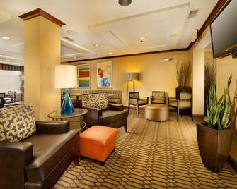 Holiday Inn Express & Suites Chambersburg - Chambersburg - Area lounge
