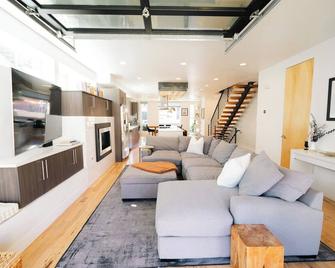 Upscale Townhome in SloHi, Kid Friendly, 4 Bed, 5 Bath, Private Patio - Denver - Living room