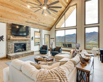 Nantahala Forest Cabin with Fire Pits and Hot Tub! - Andrews - Sala de estar