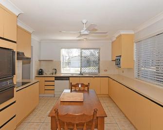 High Tide On Burrum (Downstairs Unit Only) - Close to Beach - Howard - Kitchen
