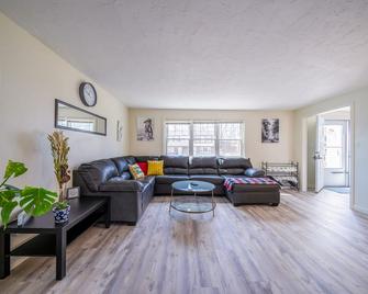 65-Delightful And Newly Renovated 5br Ho - Randolph - Living room