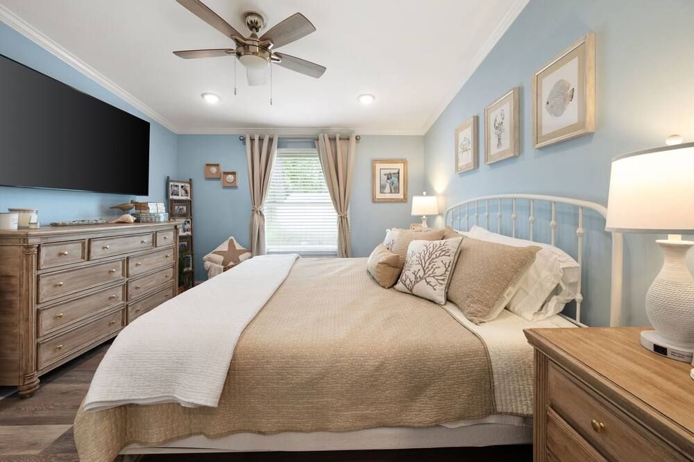 Coastal Comfort at Mainsail Shenanigans – Minutes from Beach & Downtown - Southport - Schlafzimmer