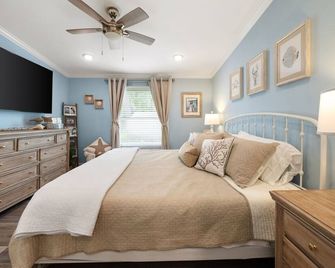 Coastal Comfort at Mainsail Shenanigans – Minutes from Beach & Downtown - Southport - Ložnice