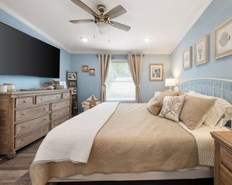 Coastal Comfort at Mainsail Shenanigans – Minutes from Beach & Downtown - Southport - Schlafzimmer