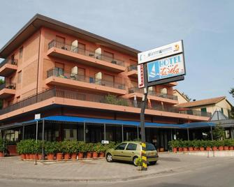 Hotel La Vela - Passignano sul Trasimeno - Building