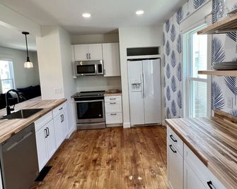 Downtown Grand Haven stylish retreat - Grand Haven - Kitchen