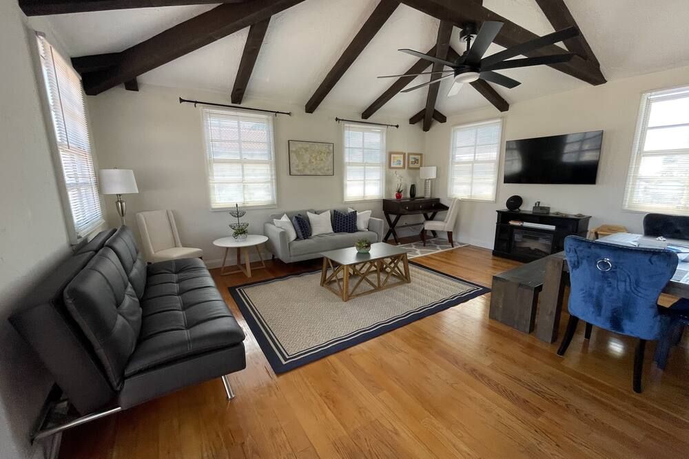 San Diego Old Town Family-sized Apartment with Patio - סן דייגו - סלון