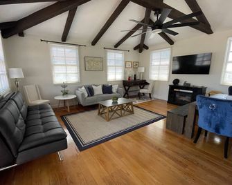 San Diego Old Town Family-sized Apartment with Patio - San Diego - Living room