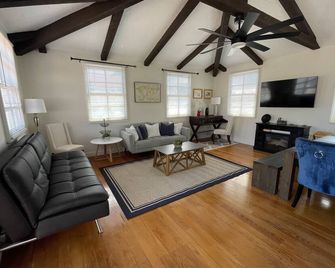 San Diego Old Town Family-sized Apartment with Patio - סן דייגו - סלון