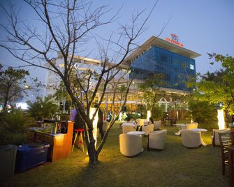 Vientiane Plaza Hotel - ויינטיאן - פטיו
