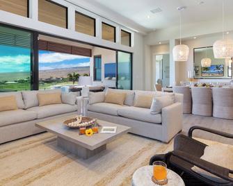 Mauna Kea Beach Escape Luxurious Home In Private Community With Heated Private Pool And Spa Detached Ohana Suite - Waimea (Big Island) - Living room