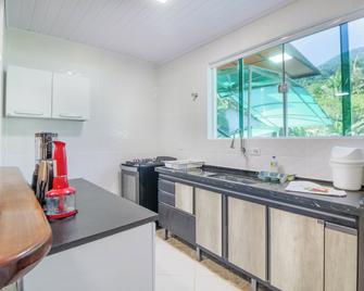 Velinn Feiticeira Praia Hotel - Ilhabela - Kitchen