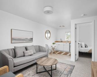 Wonderful Rockaway Location, Pet Friendly, Newly Remodeled, Walk to Beach and Downtown, Unit 9 - Rockaway Beach - Living room