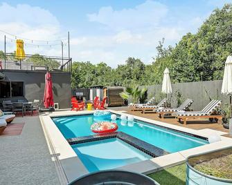 La Buena Vida: Modern Oasis w/ Pool, Spa, & Sauna - Austin - Piscine