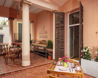 Antonios Hostal - Sitges - Patio
