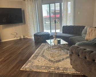 Spacious Beautiful condo - Dunwoody - Living room