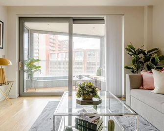 Charming 2 Bed Lux Apartment by King's Cross - Sleeps 4 - London - Living room