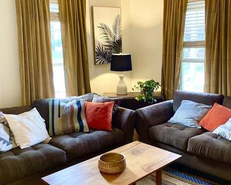 A Hidden Gem named Casa D'Oro - Earlville - Living room