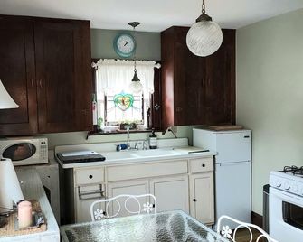 Ezmeralda's ~ Classic 1920's Renovated Bungalow ~ 'A Hidden Gem of Geneva' - Geneva - Cocina