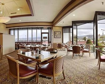 Affordability Meets Comfort! Free Parking, Pets Allowed, Outdoor Pool - Wenatchee - Restaurant