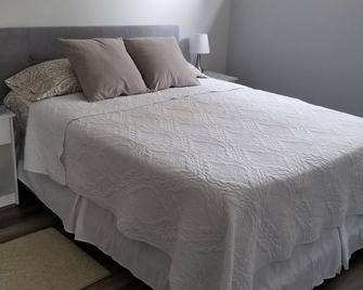 One bed apt w/ private bathroom (1) free charge (1) car parking. - Moncton - Bedroom