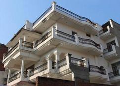 Cozy Homestay near Mall Road - Varanasi - Building