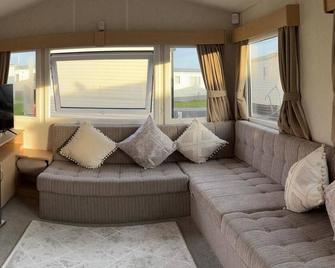 Impeccable 2-Bed static caravan in Morecambe - Morecambe - Living room