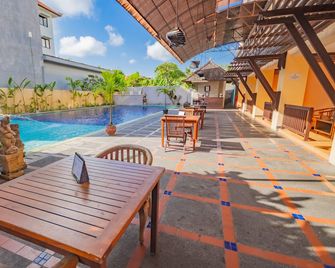 Grand Santhi Hotel - Denpasar - Piscina