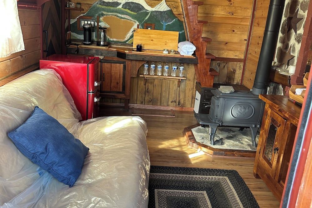 Cozy Custom-built Cottage in pleasant Point of Rocks with WiFi and AC
